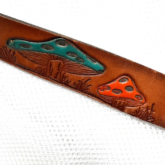 Vintage LEE Leather Belt Mushroom Butterfly Embossed Canada Brass Buckle Size 30 - Picture 3 of 9